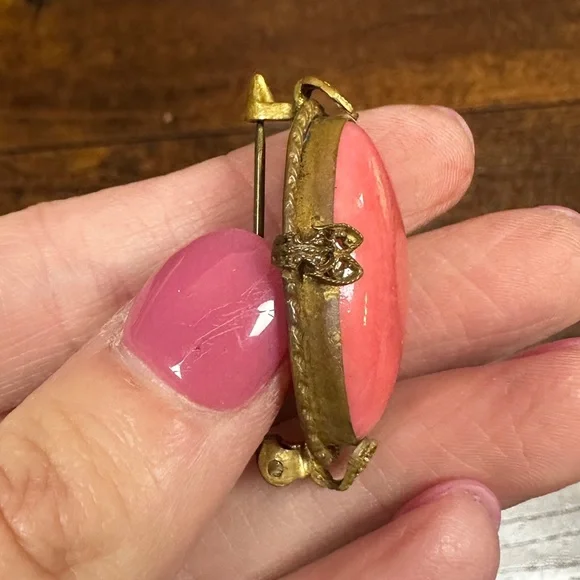 Vintage pink coral oval stone brooch set in gold tone hardware Czech - Picture 6 of 13